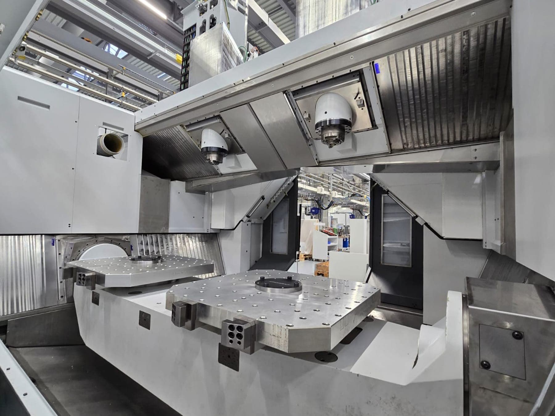 Двухшпиндельный 5-осевой обрабатывающий центр с ЧПУ Chiron DZ 28 P five axis-ID17457