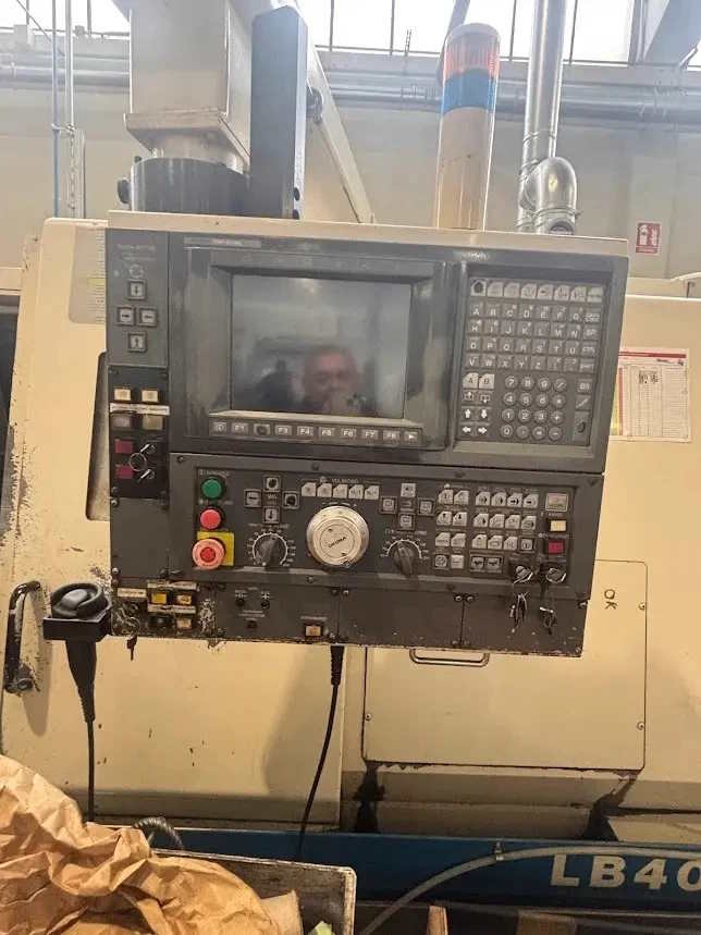 Токарный станок с ЧПУ OKUMA LB 400 с фиксированным инструментом.-ID17933