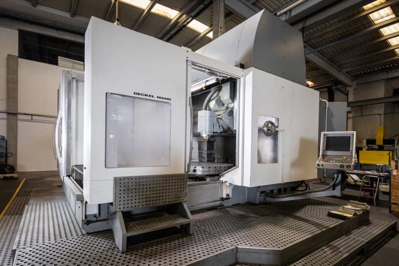 Универсально-фрезерный обрабатывающий центр DECKEL MAHO DMU 200 P-ID17845