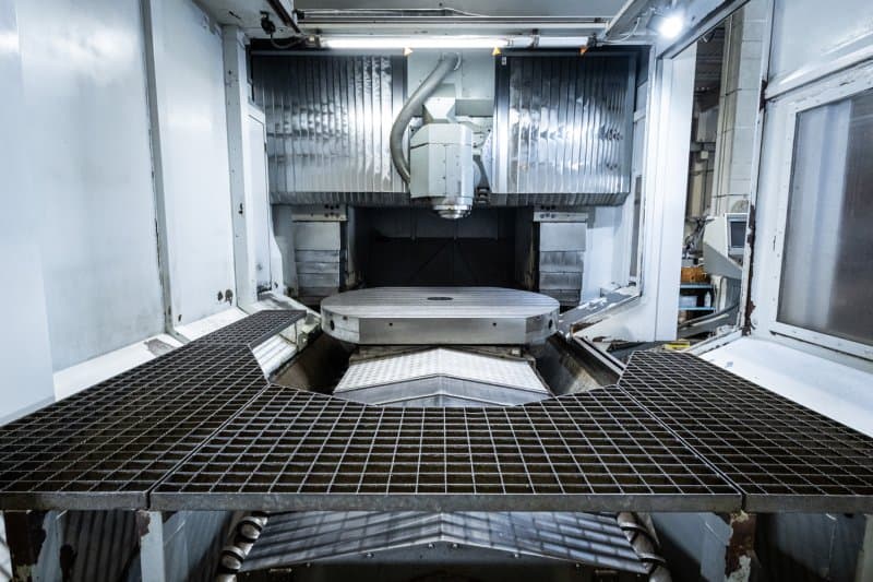 Универсально-фрезерный обрабатывающий центр DECKEL MAHO DMU 200 P-ID17845