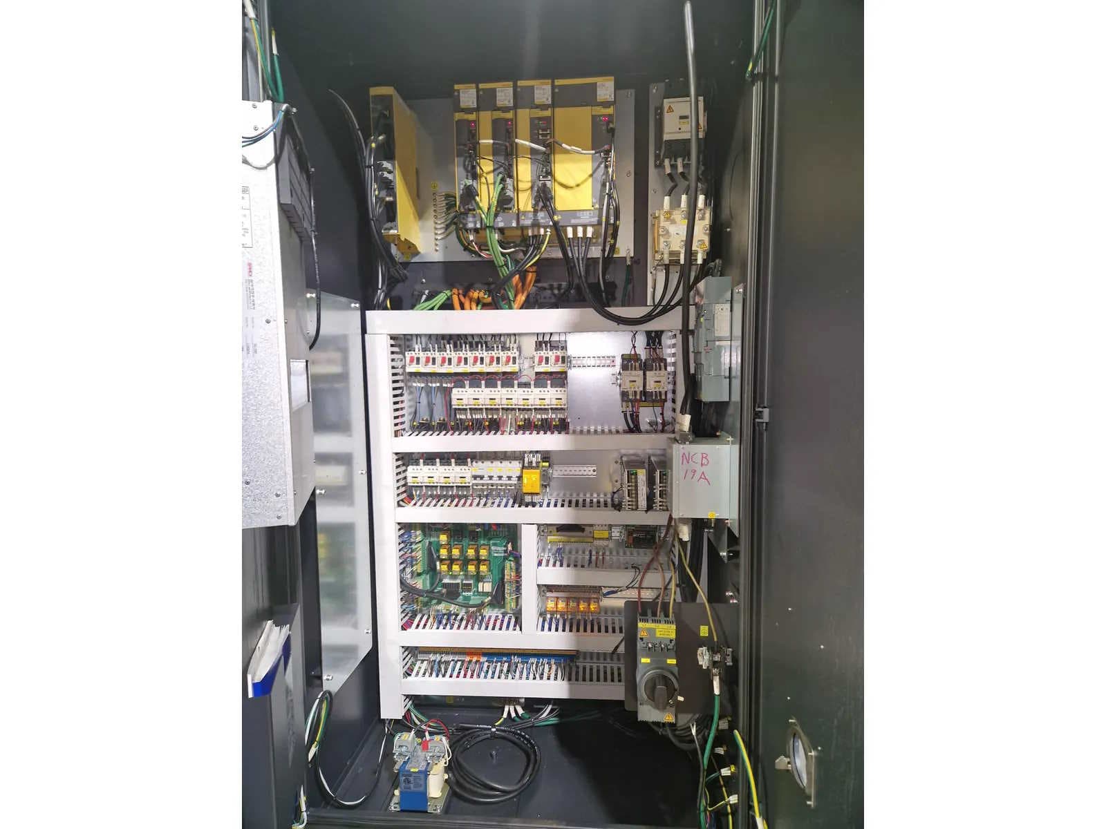 Универсальный обрабатывающий центр с ЧПУ Doosan DNM 350/5AX-ID17601