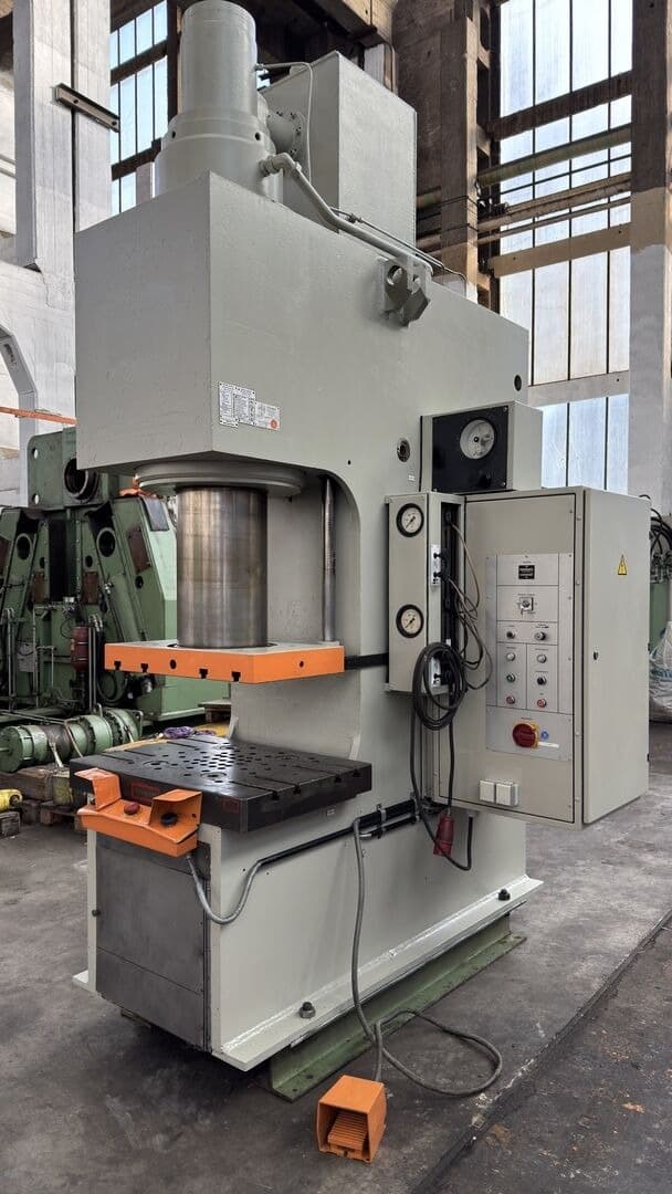 Вертикальная ленточная пила с подвижным столом BEHRINGER LPS 60 T-ID17510