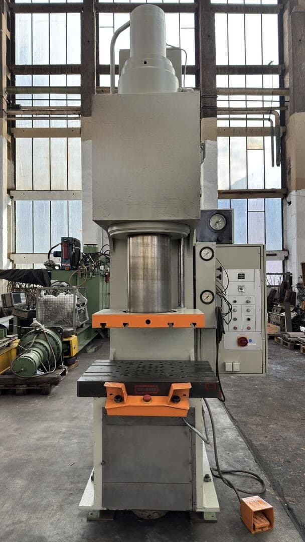 Вертикальная ленточная пила с подвижным столом BEHRINGER LPS 60 T-ID17510