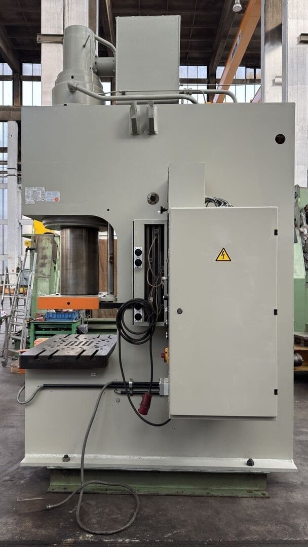 Вертикальная ленточная пила с подвижным столом BEHRINGER LPS 60 T-ID17510