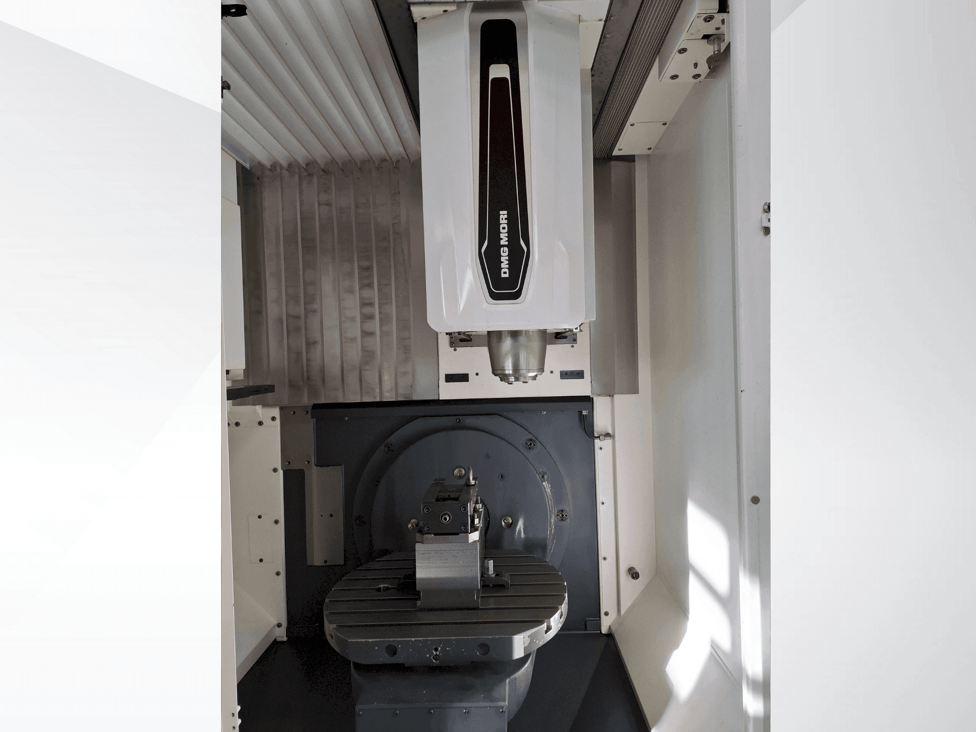 Вертикально-фрезерный станок с ЧПУ DMG MORI CMX 50 U-ID17041