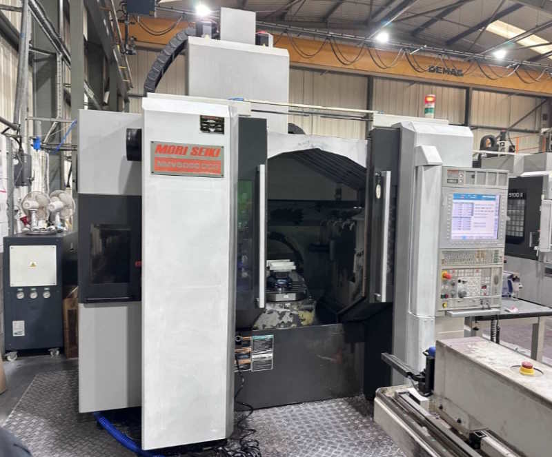 Вертикальный 5-осевой обрабатывающий центр Mori Seiki NMV5000DCG-ID17773