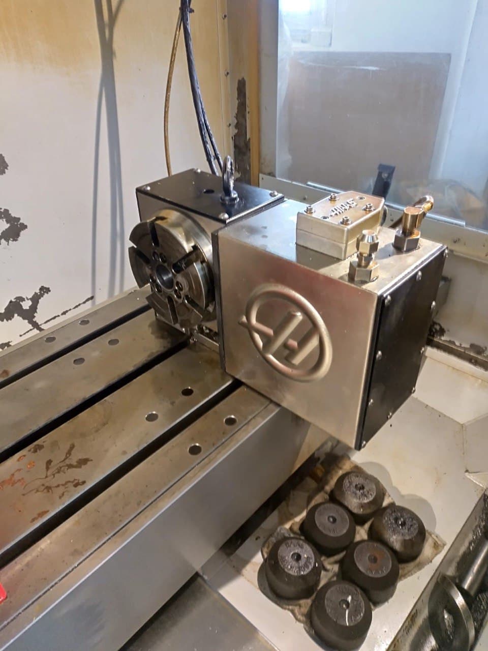 Вертикальный фрезерный обрабатывающий центр с ЧПУ + 4-я ось HAAS VF-2 + HRT-160-ID18018