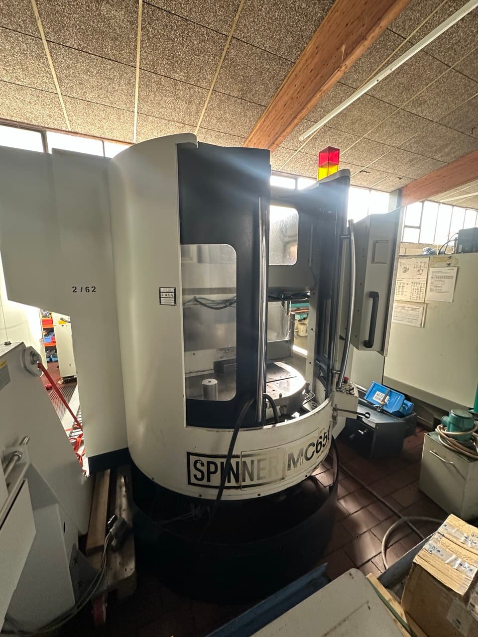Вертикальный обрабатывающий центр с ЧПУ (2-палетный) SPINNER MC 650 P-ID17870