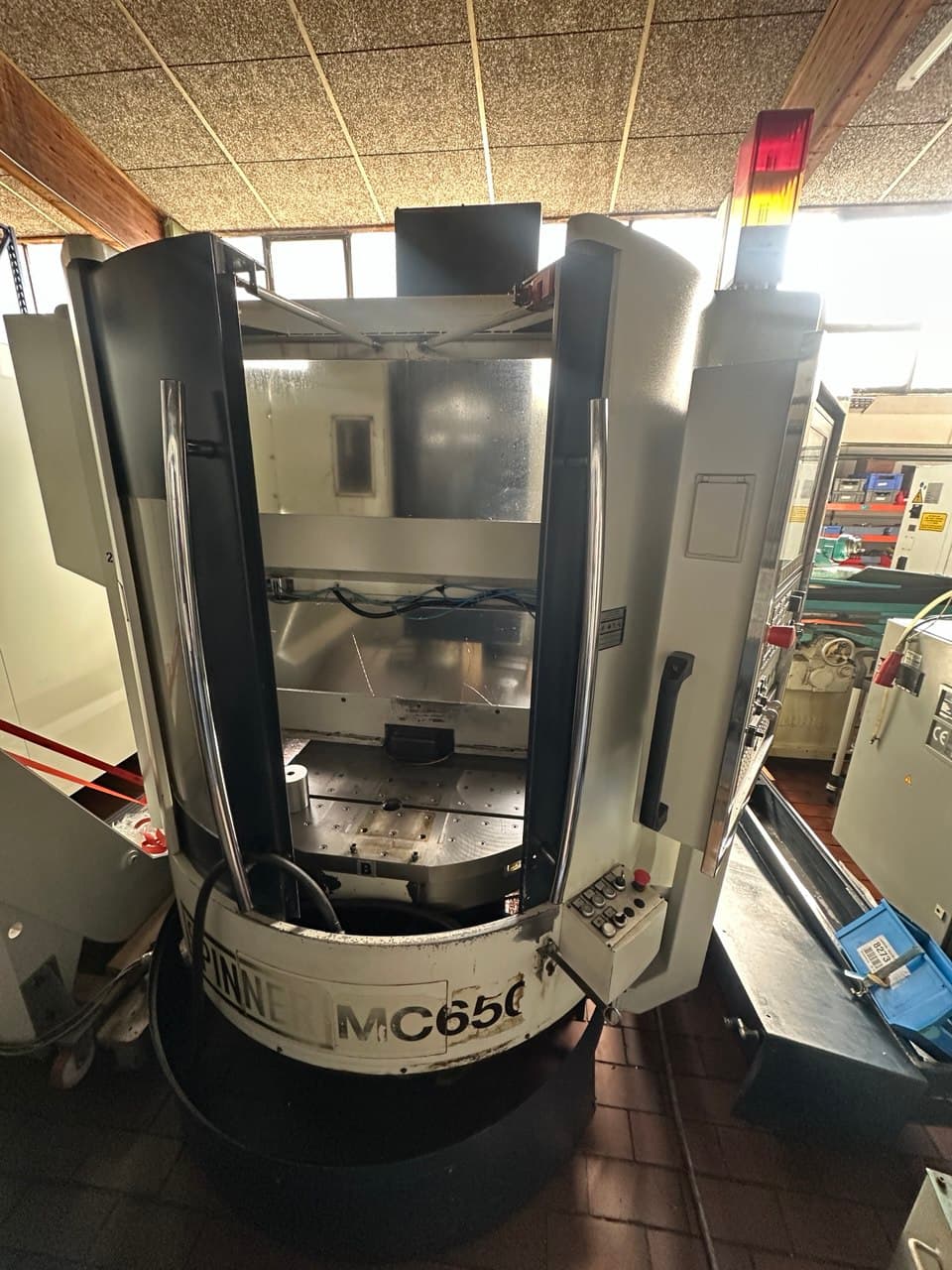 Вертикальный обрабатывающий центр с ЧПУ (2-палетный) SPINNER MC 650 P-ID17870