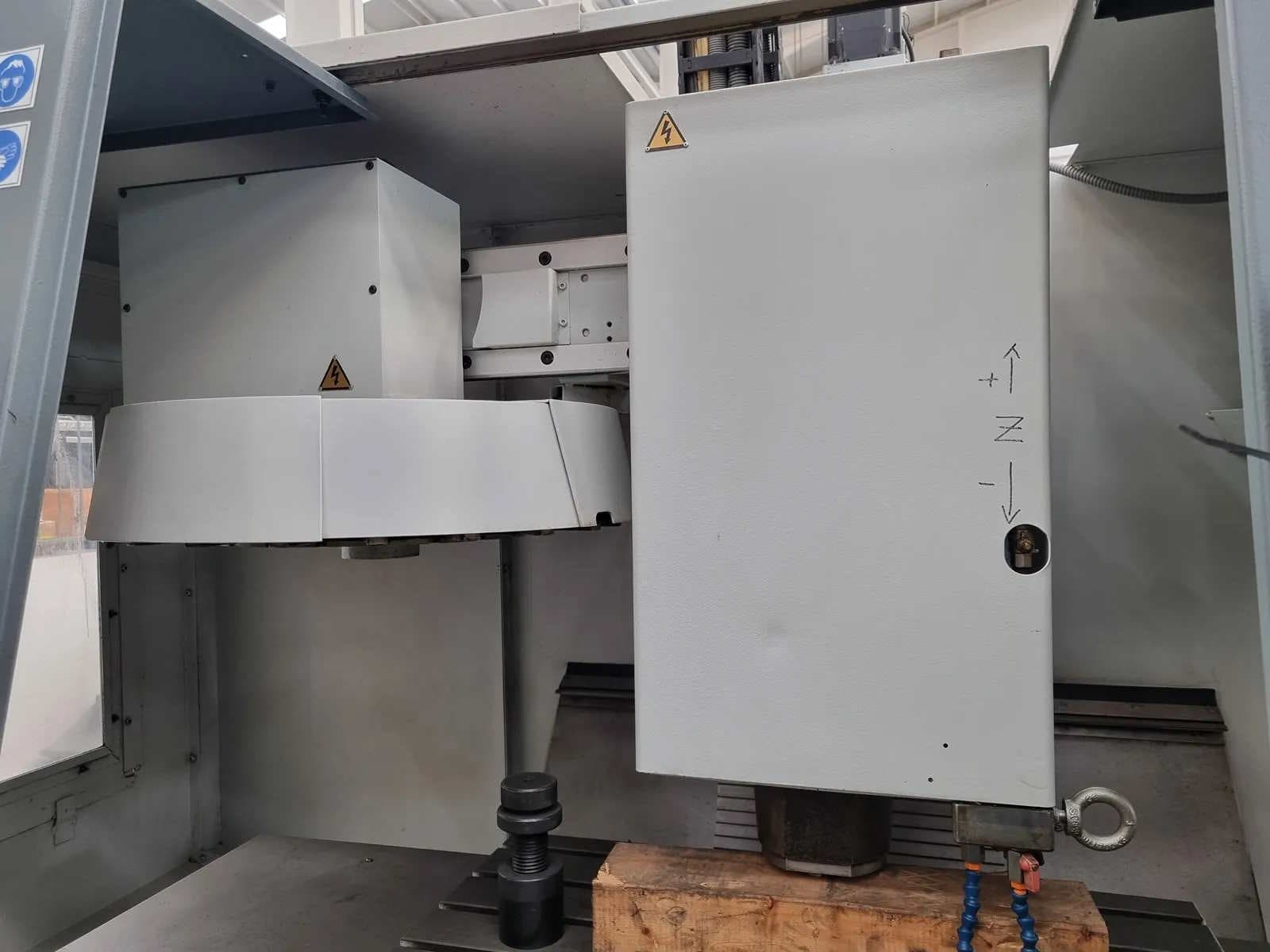 Вертикальный обрабатывающий центр с ЧПУ CINCINNATI ARROW 750 N — 2003 г.-ID17319