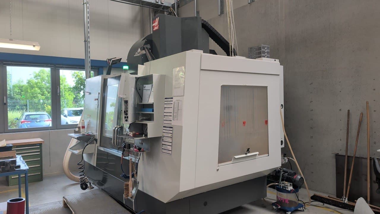 Вертикальный обрабатывающий центр с ЧПУ HAAS VF-5XT-ID17984