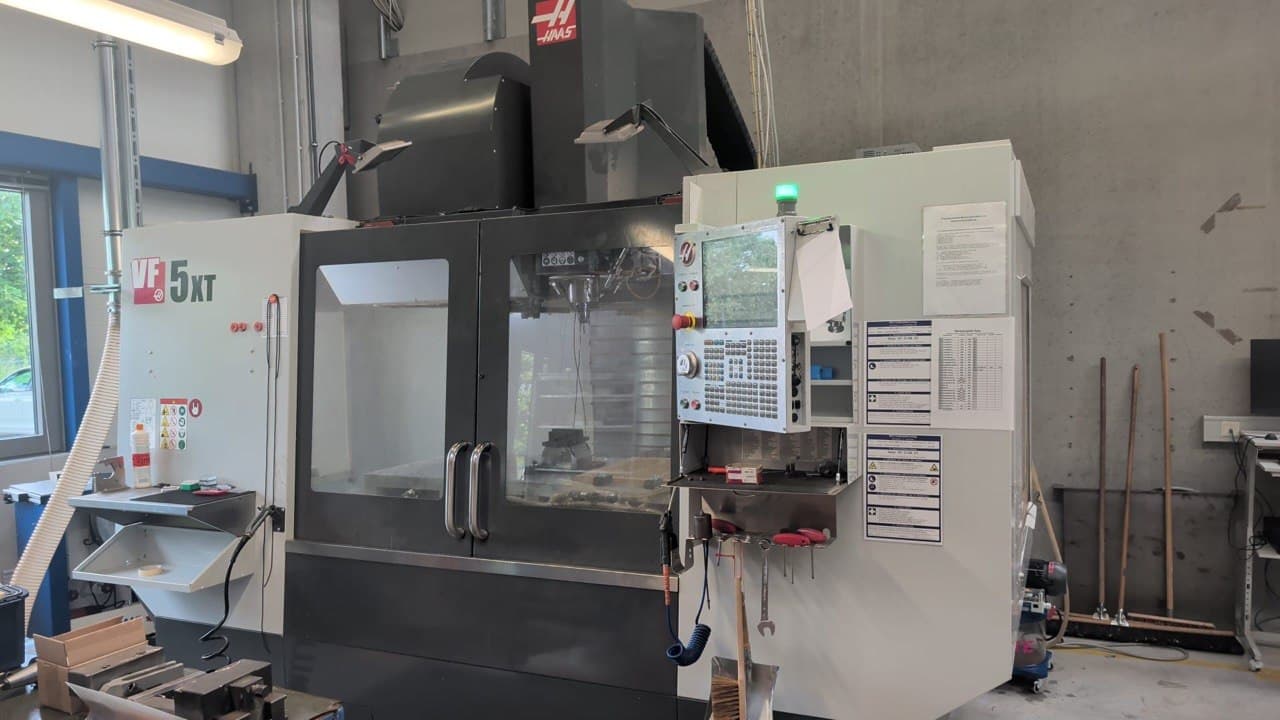 Вертикальный обрабатывающий центр с ЧПУ HAAS VF-5XT-ID17984