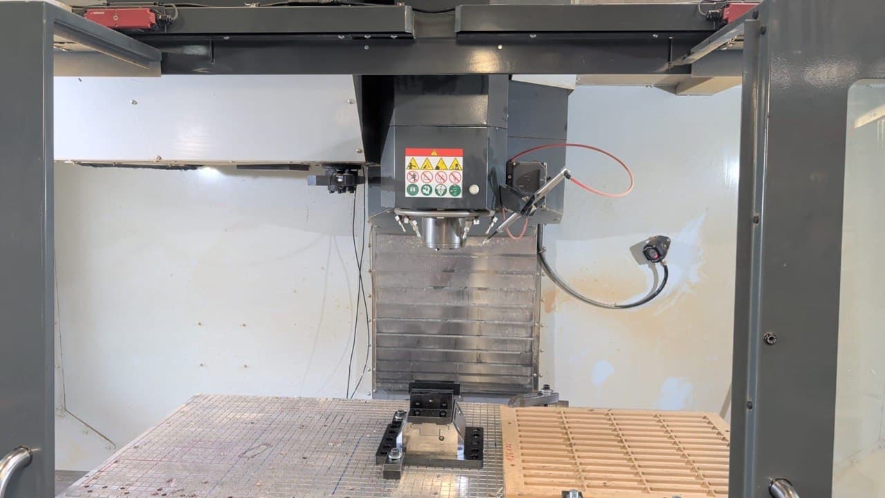 Вертикальный обрабатывающий центр с ЧПУ HAAS VF-5XT-ID17984
