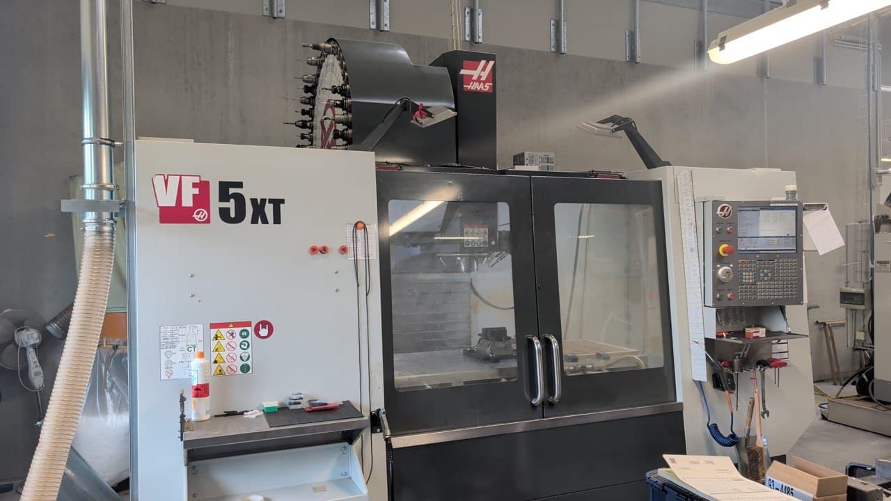 Вертикальный обрабатывающий центр с ЧПУ HAAS VF-5XT-ID17984