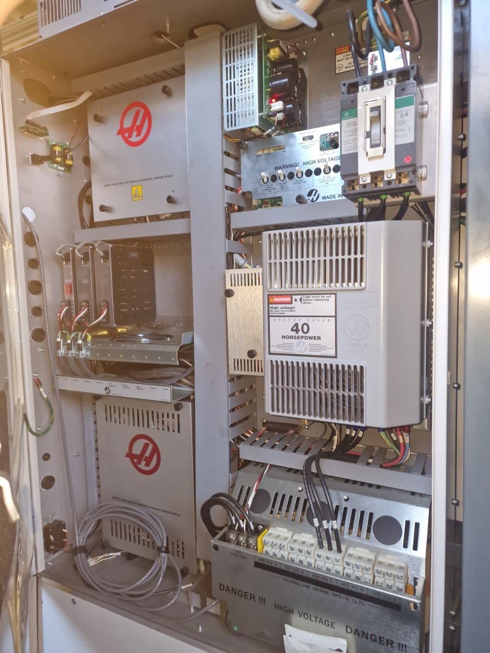 Вертикальный обрабатывающий центр с ЧПУ HAAS VM-3-ID17952